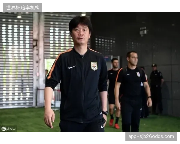 克拉克要求中后卫具备出球能力，以发动后场长传快速通过中场。